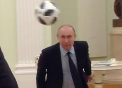 Putin, priceput şi la fotbal! Liderul rus a schimbat câteva pase cu preşedintele Fifa, într-una din sălile de la Kremlin