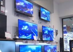 Unul din 10 români stă în faţa televizorului mai mult de 8 ore pe zi