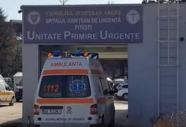 Înjunghiată de soţul care apoi a vrut să se sinucidă, o femeie a fost uitată de ambulanţă în curtea casei. Cu salvarea a plecat agresorul