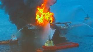 Una dintre cele mai mari şi moderne nave, arde de două zile în Marea Arabiei. Un român se afla la bord