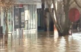 Sute de gospodării şi terenuri agricole din 33 de localităţi sunt sub ape