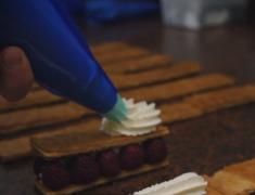 Un român are Parisul la picioare. I-a cucerit pe francezi cu prăjiturile sale