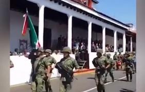 O tribună s-a părbuşit în timpul unei parade militare din Mexic. Trei spectatori au fost răniţi