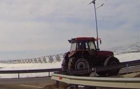 Un tractorist din Suceava a mers sute de metri pe contrasens, pe un drum naţional din judeţ