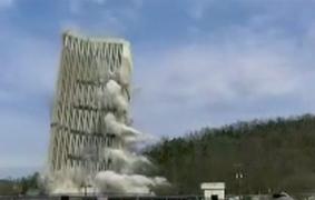 Cea mai înaltă clădire dintr-un oraş din SUA a fost demolată printr-o explozie controlată!