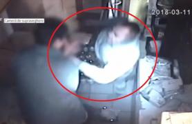 O vânzătoare din Arad a fost atacată cu un cuţit, de un individ care a intrat să jefuiască magazinul în care lucra