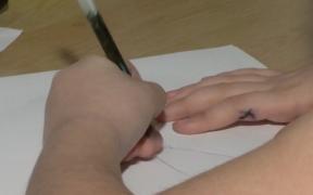 Copiii au ajuns să scrie deformat, din cauză că folosesc prea mult telefonul mobil sau tableta!