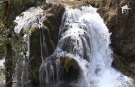 Încălzirea vremii a transformat Cascada Bigăr într-o adevărată minute a naturii. Imagini inedite
