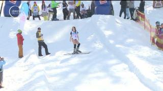 Tinere în costum de baie pe pârtia din Păltiniş, la final de sezon