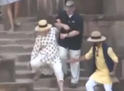Hillary Clinton le-a dat bătăi de cap gărzilor sale de corp, în timp ce se afla într-o vizită în India