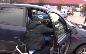 Prima maşină pentru persoane cu dizabilităţi, pusă pe roţi de un instructor din Târgu Jiu. Primul elev a luat permisul