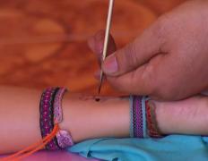 Vedetele din ”Asia Express”, nevoite să se tatueze într-un templu budist