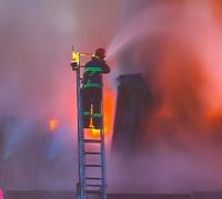 Un pompier din Neamţ a încasat un pumn în faţă după ce a stins un incendiu puternic, la o casă din Neamţ