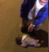 Bebeluș de nouă luni, găsit mergând de-a bușilea, singur, pe o stradă întunecată în New York! Imaginile cu micuţul au ajuns virale