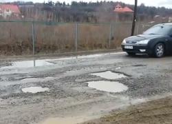Primăvara, anotimpul gropilor de pe șosele. Pe zeci de kilometri, autostrada Soarelui, e ciurită din metru în metru de gropi