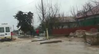 Încălzirea bruscă a vremii provoacă inundații și alunecări de teren, în mai multe localităţi din ţară