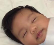 Șervețelul, secretul pentru adormit bebeluși. Metoda inedită descoperită de un tătic din Australia