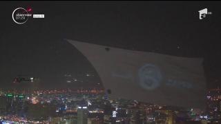 Proiecţie video record pe cerul Dubaiului, pe o pânză înălţată cu ajutorul unor elicoptere (Video)
