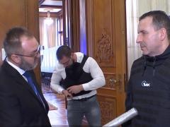 Bătaie cu bâte, săbii şi cuţite în Parlamentul României!