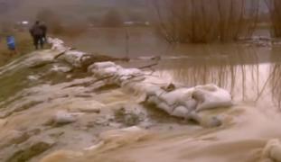 Apele au început să se retragă din localitatea Căpeni, judeţul Covasna! Dar pericolul a rămas