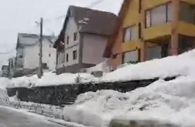 Un nou episod de iarnă, la mijloc de martie. Drumarii au ieșit să dea zăpada pe drumul care duce către staţiune Rânca