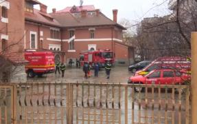 Alertă la Roman, după ce un angajat al oficiului poştal a dat peste un plic cu praf alb