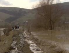 Alertă maximă într-o localitate din Covasna. Viitura a ajuns aproape de case, iar digul care stă în calea ei riscă să se spargă în orice moment