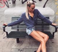 Un model suedez are sute de mii de fani datorită picioarelor extraordinar de lungi