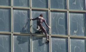 Francezul supranumit 'Spiderman', escaladare spectaculoasă pe una dintre cele mai înalte clădiri din Paris