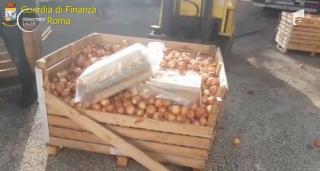Un român a încercat să intre în ţară cu sute de kilograme de droguri, ascunse printre grămezi de ceapă