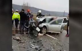 Filmul tragediei de lângă Vaslui, provocată de un tânăr şofer beat. O fată de 18 ani şi un alt pasager sunt în comă