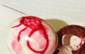 Vopseaua pentru ouăle de Paște, plină de E-uri.  Care e varianta sănătoasă