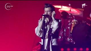 Harry Styles zdrobeşte inimile fanelor sale! Fostul membru One Direction ar fi atras şi de bărbaţi