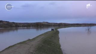 Furia apelor continuă să facă ravagii. Viitura de pe Olt ameninţă o comună din Braşov