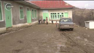 Şcoală ca acum 60 de ani, la Bacău. Elevii învaţă în condiţii greu de imaginat