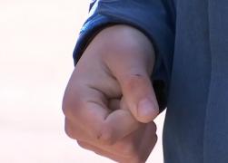 Adolescent bătut şi umilit de nişte colegi de şcoală