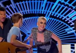 Katy Perry, gest scandalos. Vedeta a sărutat un tânăr de 19 ani