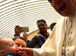 Nu toţi bebeluşii îl plac pe Papa Francisc! Un puşti l-a muşcat de deget pe Sfântul Părinte