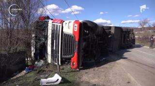 Accident spectaculos în Mehedinţi. Un TIR cu pui şi peşte congelat a acroşat o dubă cu tuburi de oxigen