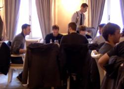 Atunci când merg la serviciu, românii iau prânzul la restaurant