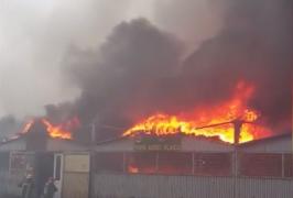 Piață făcută scrum în Arad. Focul a pornit de la uleiul lăsat nesupravegheat într-o gogoşerie