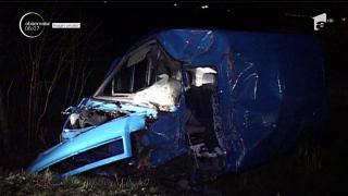 Accident teribil la Arad. Pieton şi şofer morţi, după ce o maşină s-a izbit de un copac. Alte victime sunt la spital