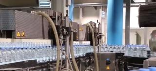 Apă îmbuteliată cu bucăţi de plastic în ea. Prima reacţie a autorităţilor române