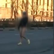 Reacția medicilor la apariția unei tinere dezbrăcate, în fața Spitalului Universitar din București