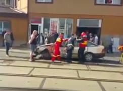 Șofer de 81 de ani din Capitală, rămas încarcerat în propria maşină după o manevră periculoasă