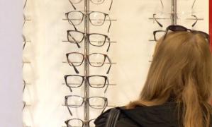 Ochelarii cu dioptrii cumpărați de la tarabă pot distruge vederea. Avertismentul oftalmologilor