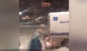 Elsa, erou local Boston. A ajutat o maşină de poliţie, blocată în zăpadă, să îşi continue drumul