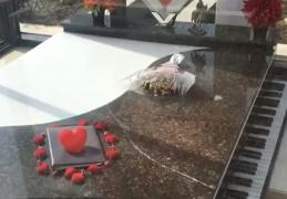 Cavouri cu panouri solare şi pietre funerare sculptate în formă de pian