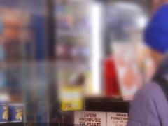 Comercianţii din jurul şcolilor nu se feresc să vândă elevilor produse care nu ar trebui să fie oferite acestora