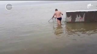 Baie în apele reci ca gheaţa ale Dunării, la Hârşova